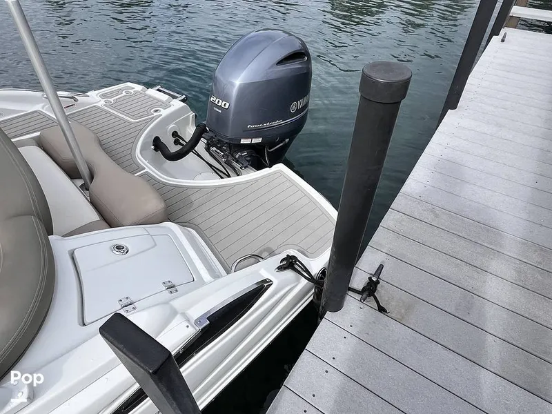 Slide: The Image of Crownline Boats E215XS 2022 - 16452941