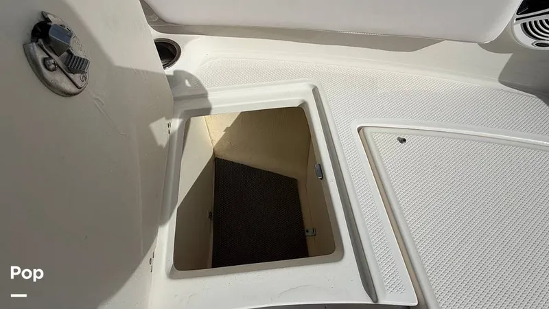 Slide: The Image of Robalo R207 Dual Console 2019 - 16455023