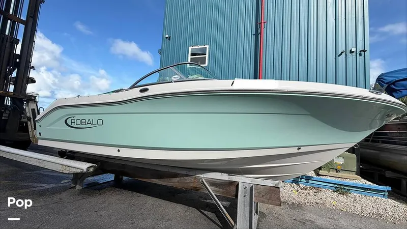 Slide: The Image of Robalo R207 Dual Console 2019 - 16455010