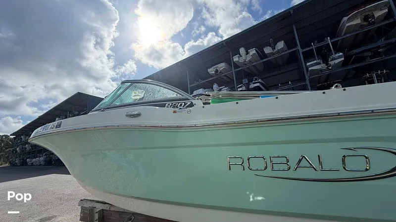 Slide: The Image of Robalo R207 Dual Console 2019 - 16455058