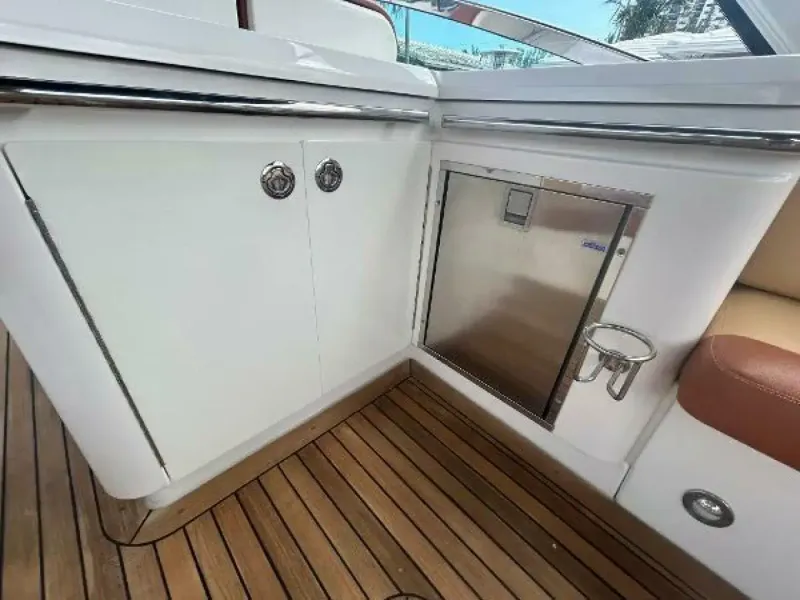 Slide: The Image of Sea Ray 370 Venture 2014 - 19