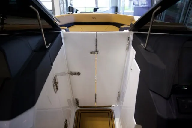 Slide: The Image of Cobalt Boats R6 SURF 2025 - 22