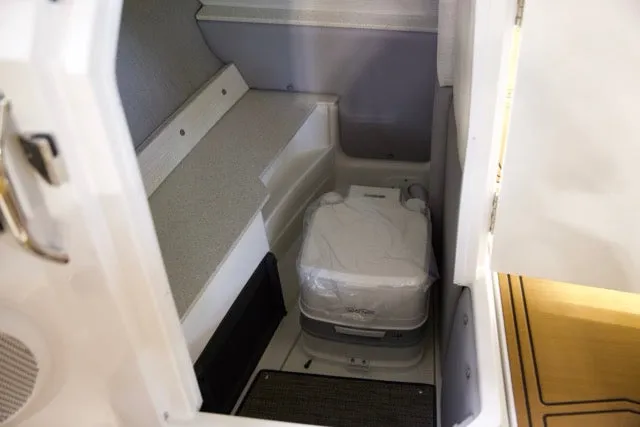 Slide: The Image of Cobalt Boats R6 SURF 2025 - 18