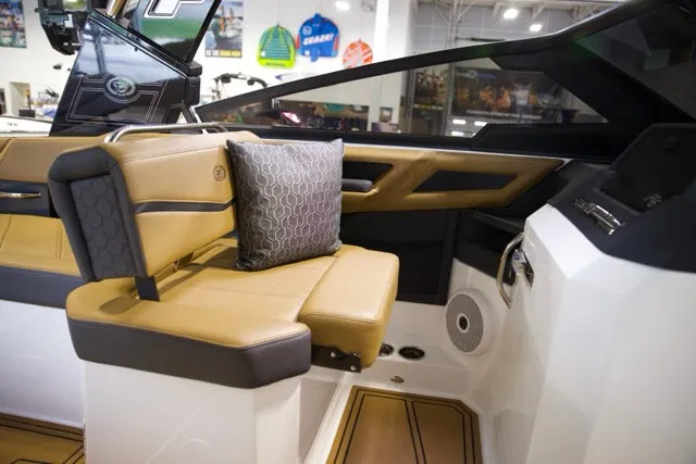 Slide: The Image of Cobalt Boats R6 SURF 2025 - 15