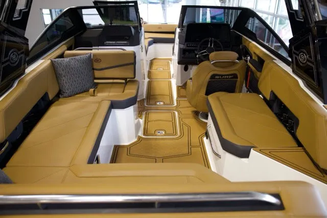 Slide: The Image of Cobalt Boats R6 SURF 2025 - 12
