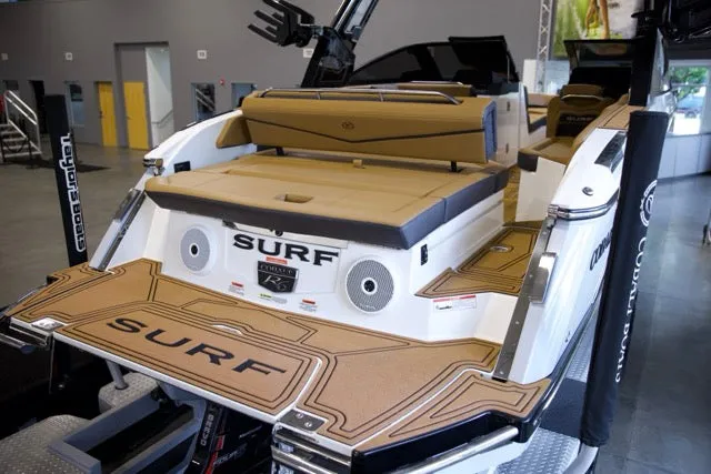 Slide: The Image of Cobalt Boats R6 SURF 2025 - 10