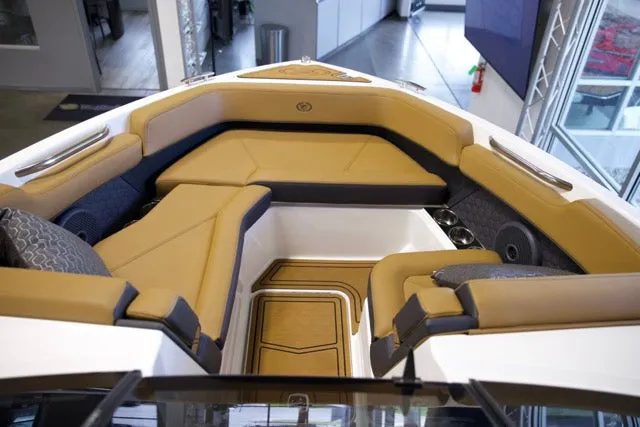 Slide: The Image of Cobalt Boats R6 SURF 2025 - 19