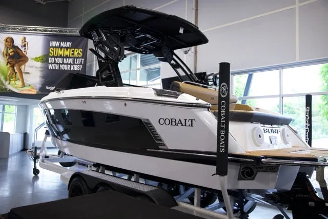 Slide: The Image of Cobalt Boats R6 SURF 2025 - 2