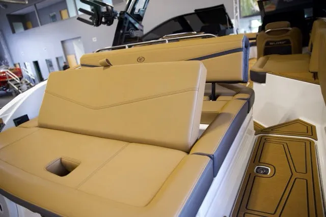 Slide: The Image of Cobalt Boats R6 SURF 2025 - 28
