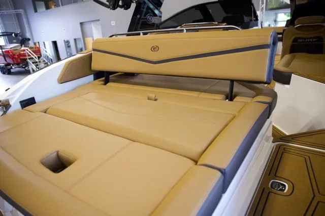 Slide: The Image of Cobalt Boats R6 SURF 2025 - 27