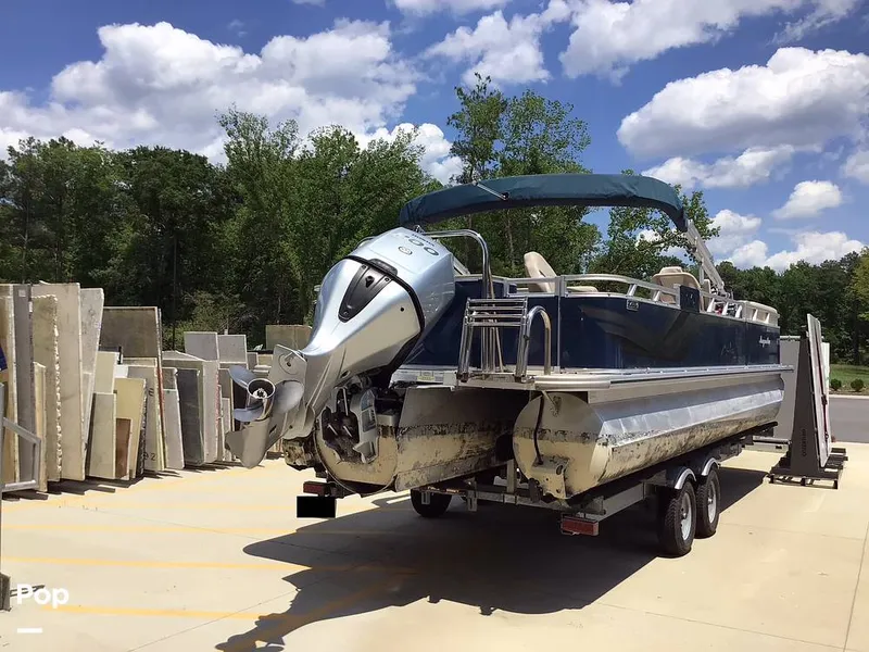 Slide: The Image of Avalon Venture 2585 RF 2023 - 16525345