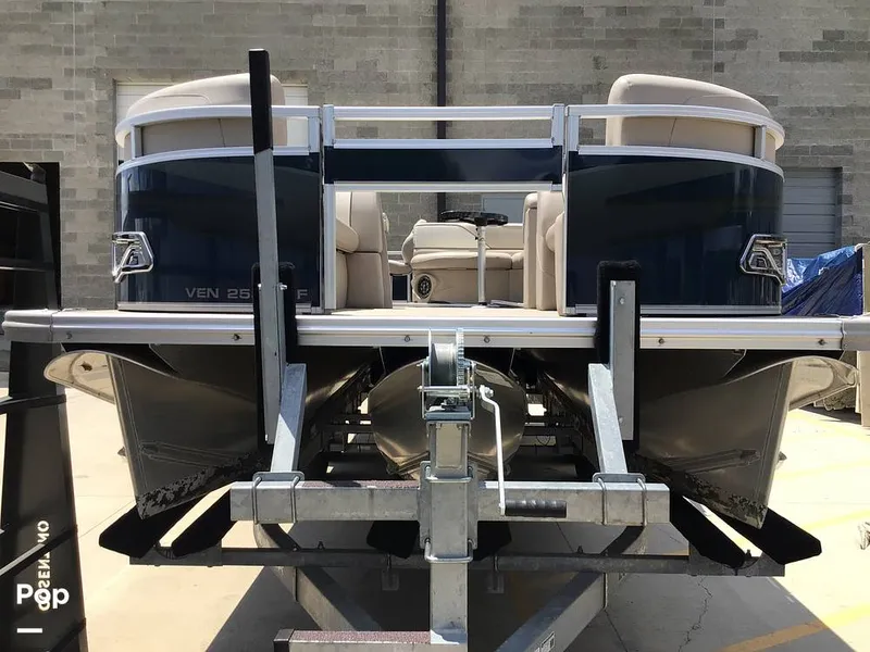 Slide: The Image of Avalon Venture 2585 RF 2023 - 16525351