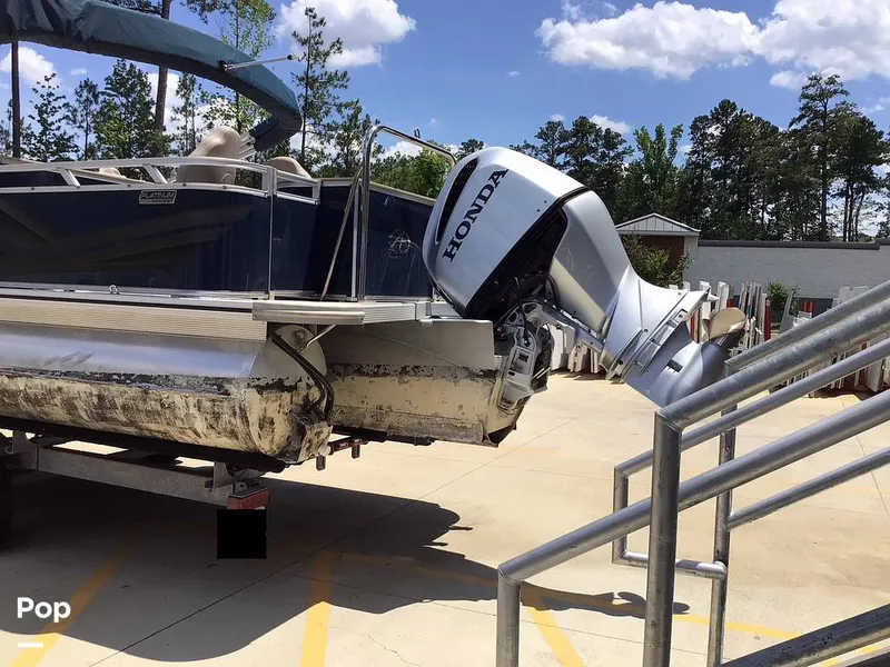 Slide: The Image of Avalon Venture 2585 RF 2023 - 16525300