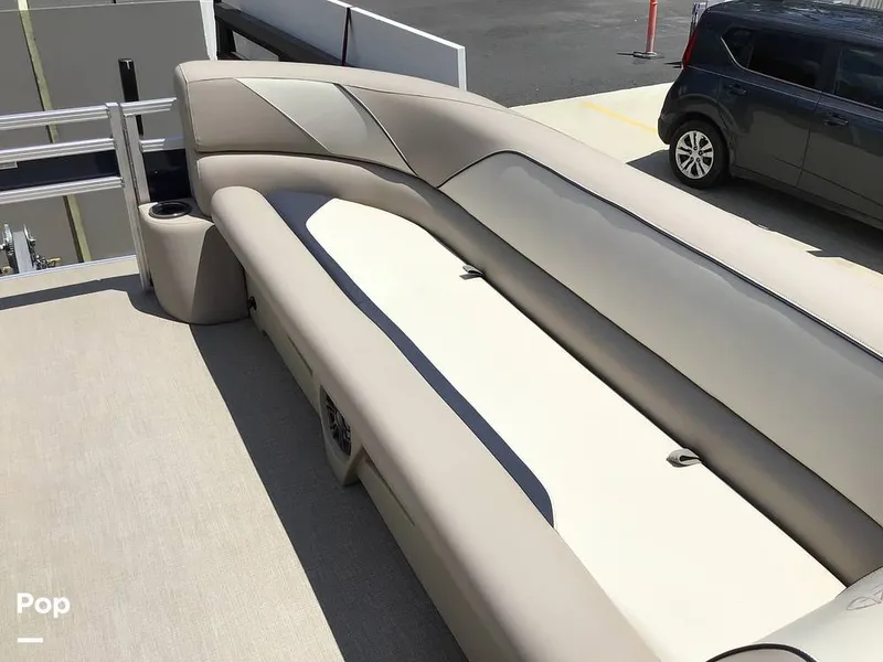 Slide: The Image of Avalon Venture 2585 RF 2023 - 16525306