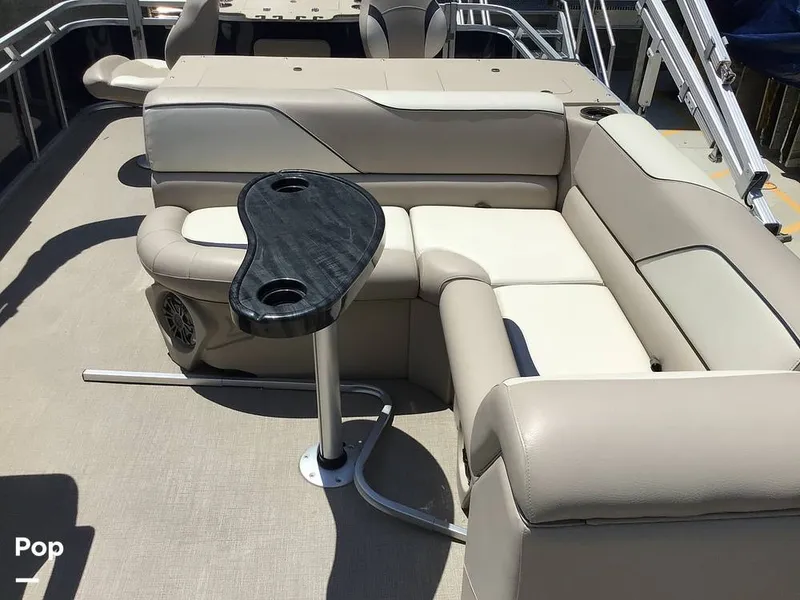Slide: The Image of Avalon Venture 2585 RF 2023 - 16525323