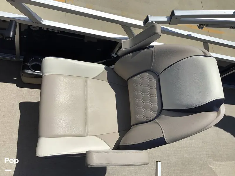 Slide: The Image of Avalon Venture 2585 RF 2023 - 16525343