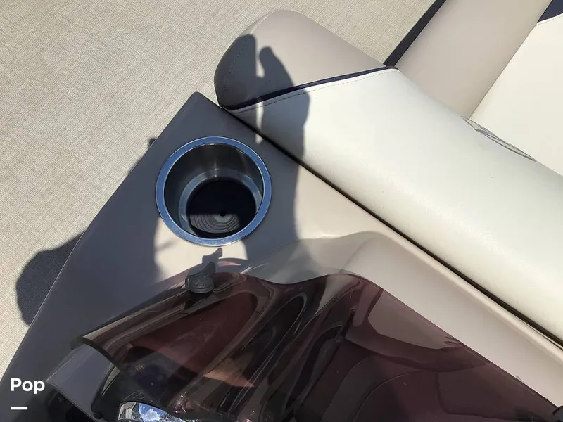 Slide: The Image of Avalon Venture 2585 RF 2023 - 16525321