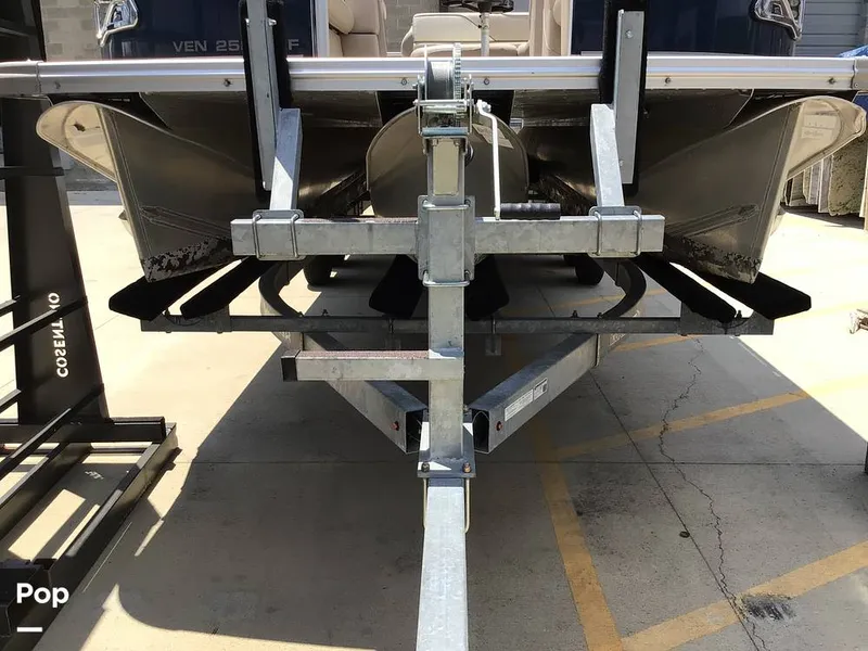Slide: The Image of Avalon Venture 2585 RF 2023 - 16525352