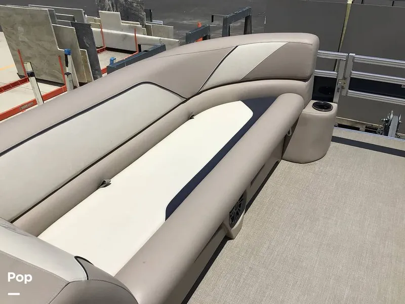 Slide: The Image of Avalon Venture 2585 RF 2023 - 16525305