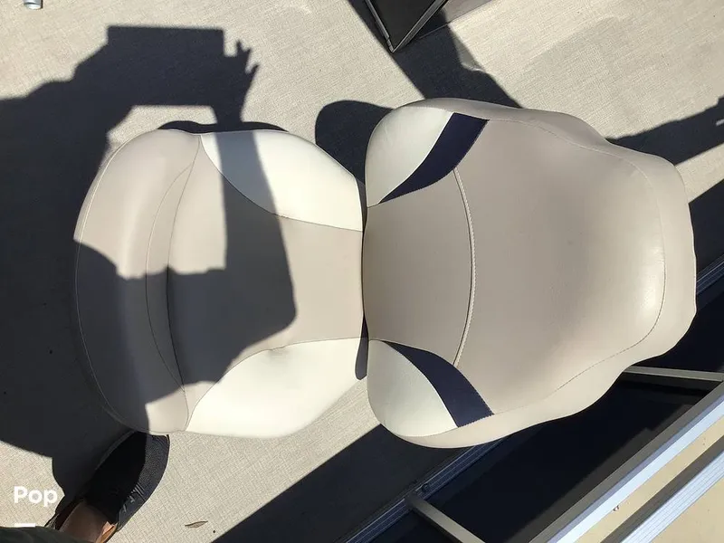 Slide: The Image of Avalon Venture 2585 RF 2023 - 16525340