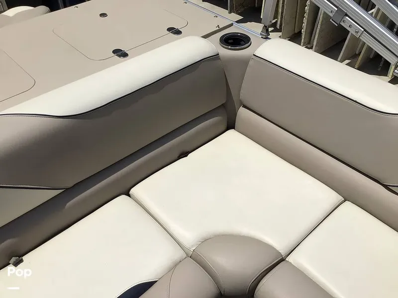 Slide: The Image of Avalon Venture 2585 RF 2023 - 16525325