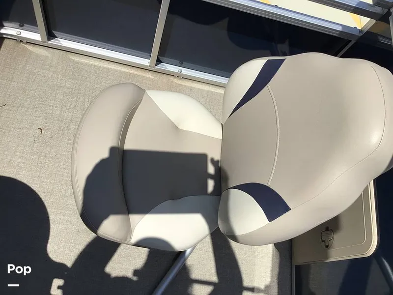 Slide: The Image of Avalon Venture 2585 RF 2023 - 16525341