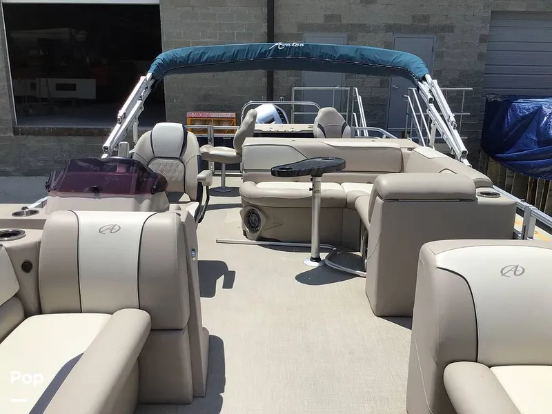 Slide: The Image of Avalon Venture 2585 RF 2023 - 16525302