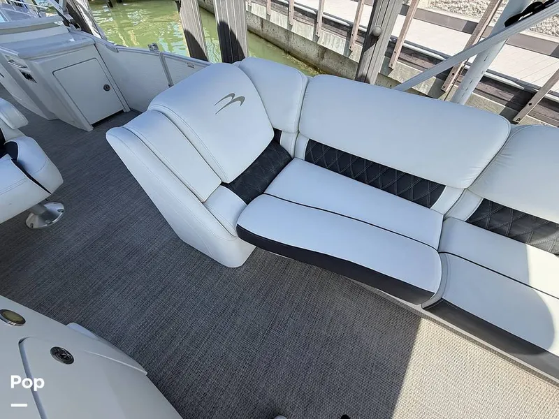 Slide: The Image of Lounge or seats 14. - 16539457