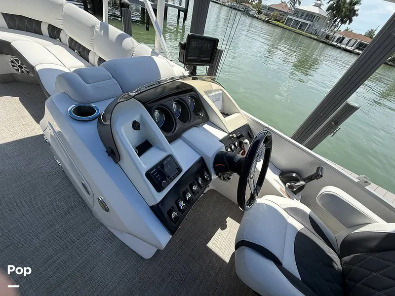 Slide: The Image of Stylish. Helm. - 16539470