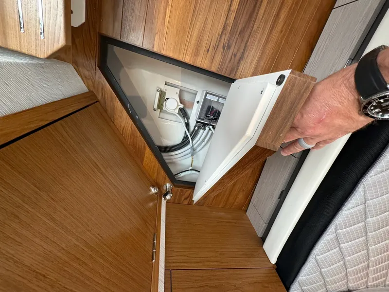 Slide: The Image of Tiara 43LS 2025 - 79