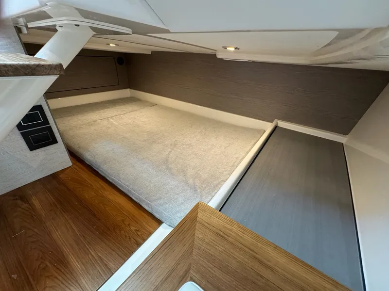 Slide: The Image of Tiara 43LS 2025 - 85