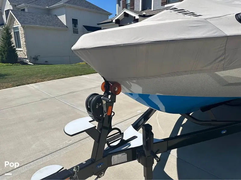 Slide: The Image of Malibu 25 LSV 2022 - 16505470