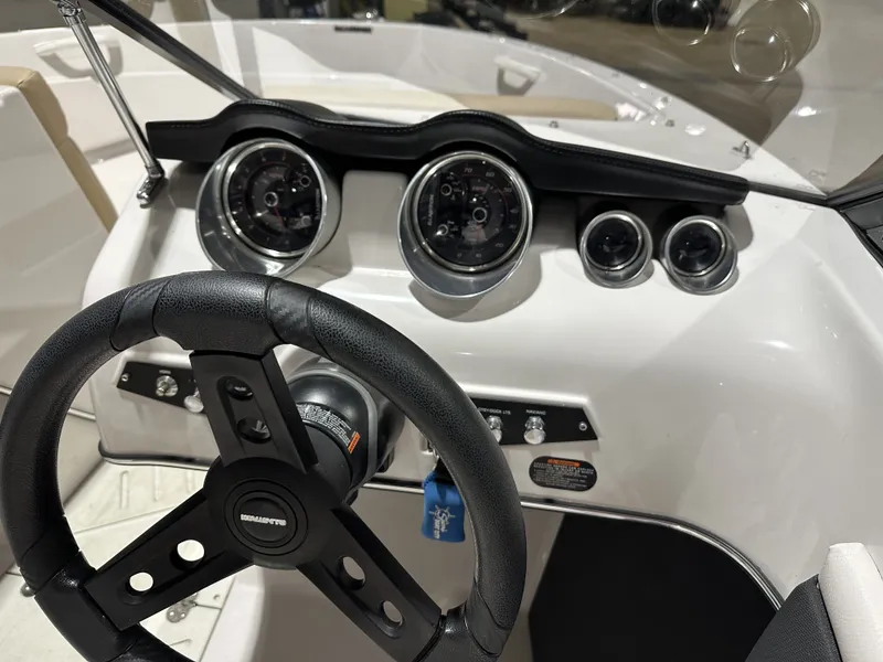 Slide: The Image of Glastron 185 GTX 2018 - 7