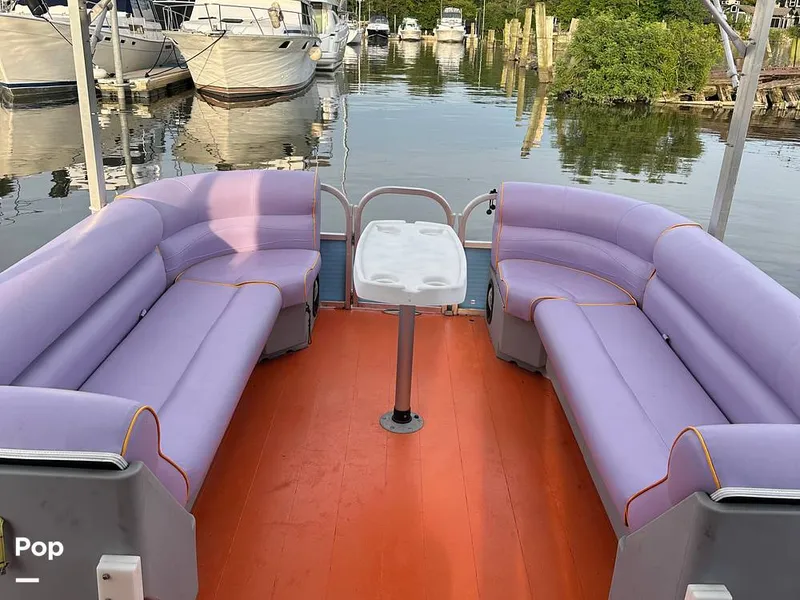 Slide: The Image of Sun Tracker Party Cruiser 32 2005 - 16530127