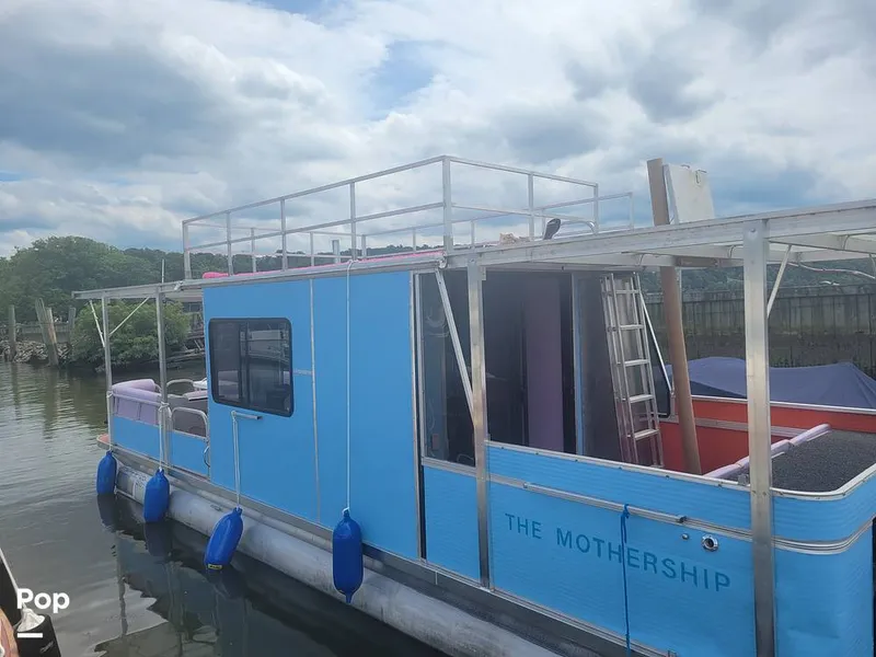 Slide: The Image of Sun Tracker Party Cruiser 32 2005 - 16530133