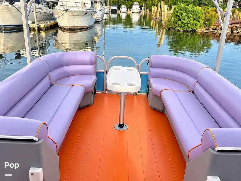 Slide: The Image of Sun Tracker Party Cruiser 32 2005 - 16762991