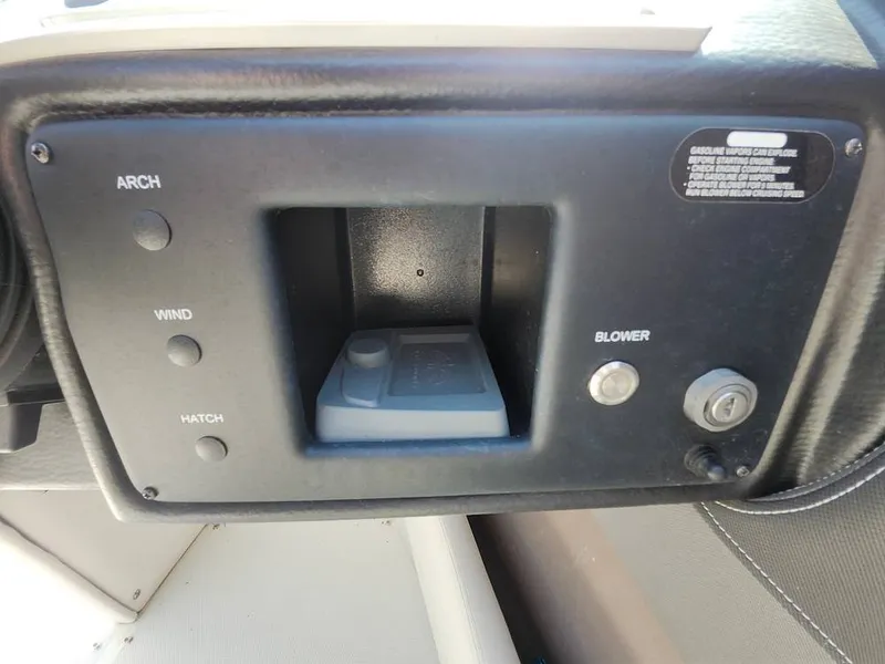 Slide: The Image of Crownline Boats 220 SS Surf 2024 - 16649441