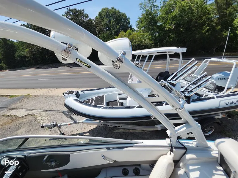 Slide: The Image of Crownline Boats 220 SS Surf 2024 - 16649452