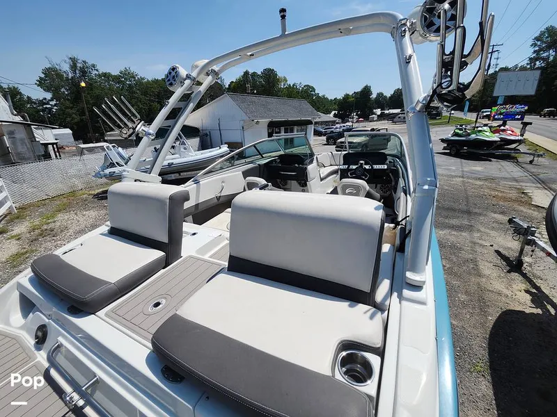 Slide: The Image of Crownline Boats 220 SS Surf 2024 - 16649418