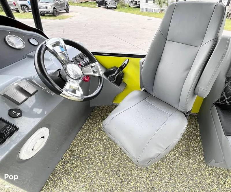 Slide: The Image of Captain's Chair - 16526877