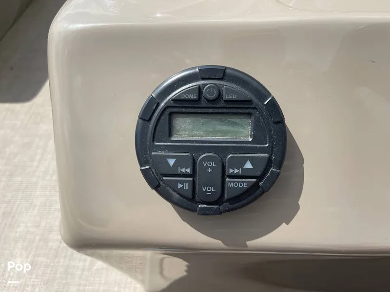 Slide: The Image of Sun Tracker Party Barge 22 RF DLX 2021 - 16565019