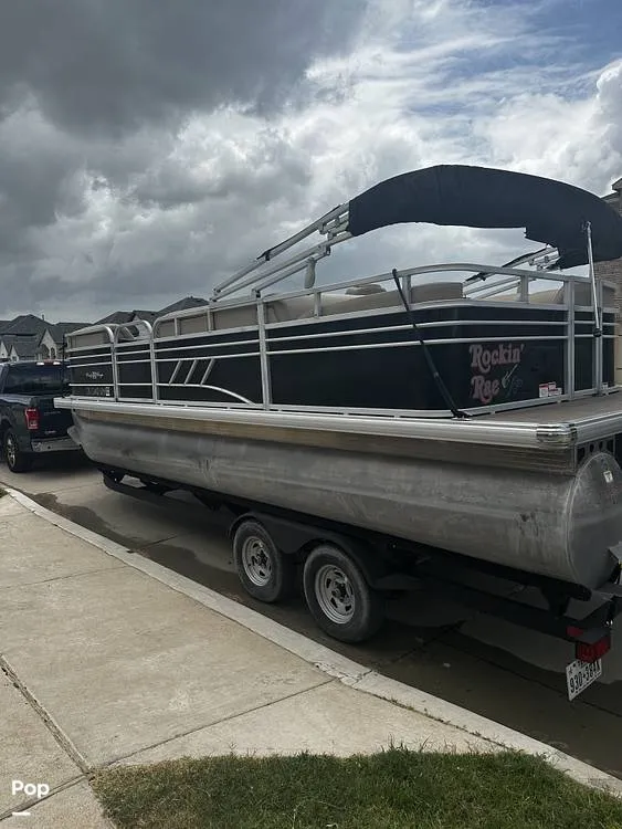 The Image of Sun Tracker Party Barge 22 RF DLX 2021 - 16550002