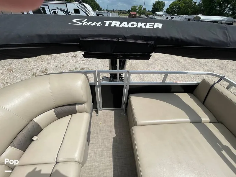 Slide: The Image of Sun Tracker Party Barge 22 RF DLX 2021 - 16564596