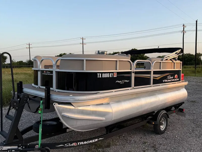 The Image of Sun Tracker Party Barge 16 DLX 2024 - 16550380