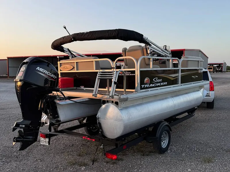 Slide: The Image of Sun Tracker Party Barge 16 DLX 2024 - 16550382