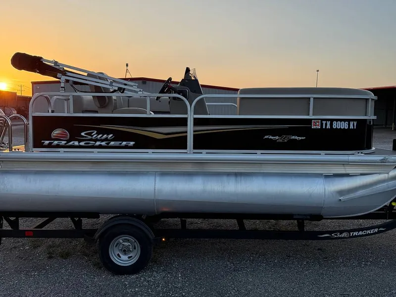Slide: The Image of Sun Tracker Party Barge 16 DLX 2024 - 16550384