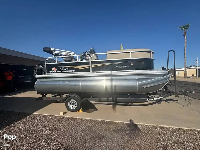 The Image of Sun Tracker Party Barge 16 2025 - 16555035
