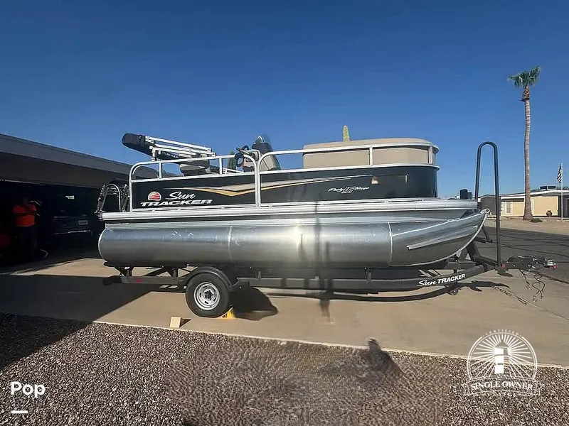 The Image of Sun Tracker Party Barge 16 2025 - 16555035
