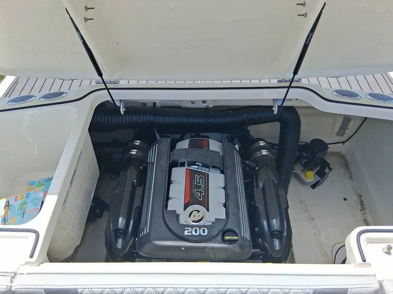 Slide: The Image of Bayliner VR4 2023 - 16601343