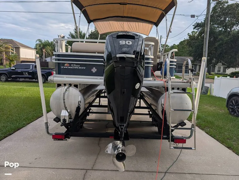 Slide: The Image of Tracker Sun Tracker Fishin Barge 20 DLX 2023 - 16641059